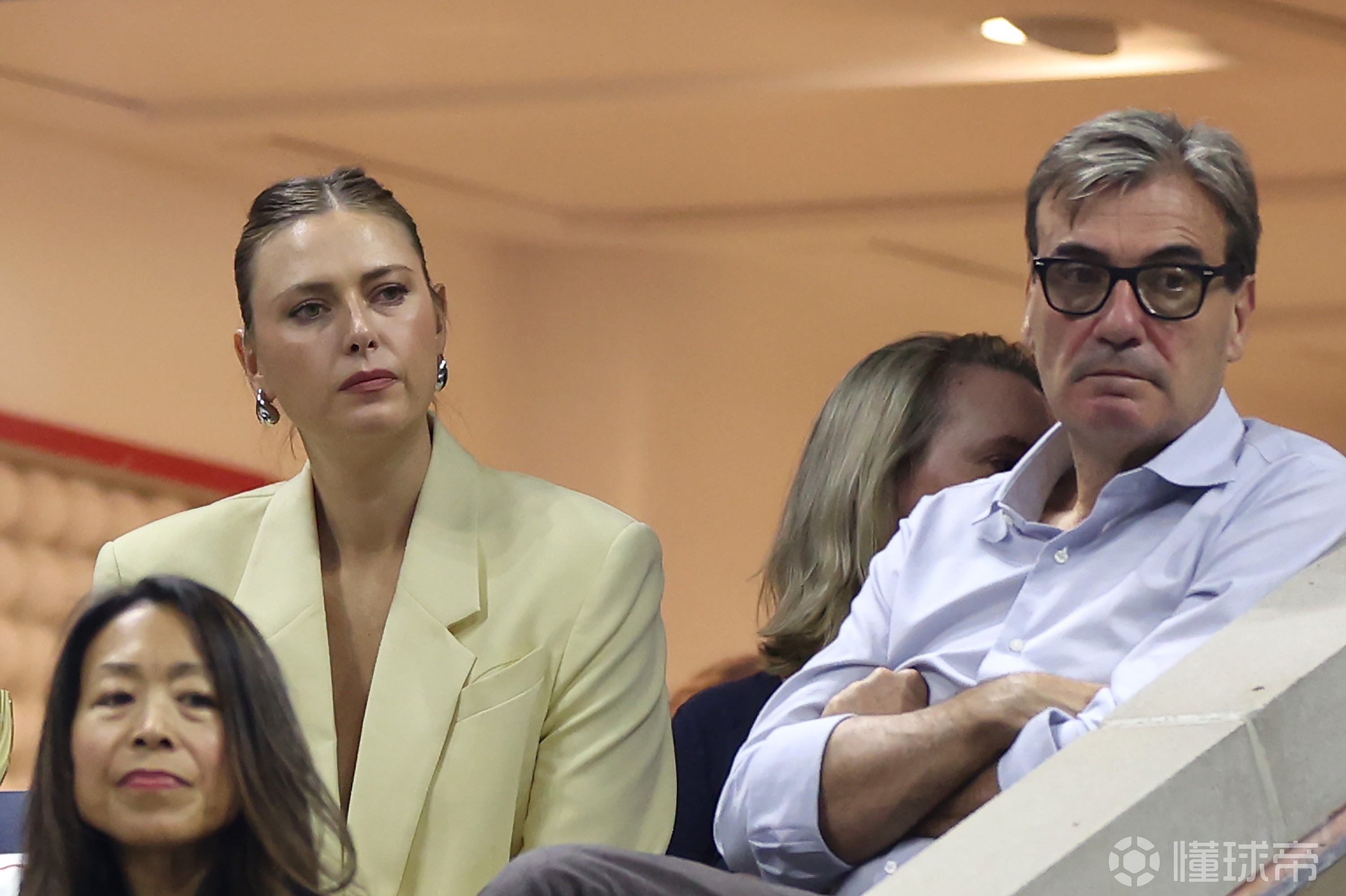 官方网站-莎拉波娃重返赛场，夺冠首场状态出色，勇士观众沸腾！赛场气氛高涨-官方网站